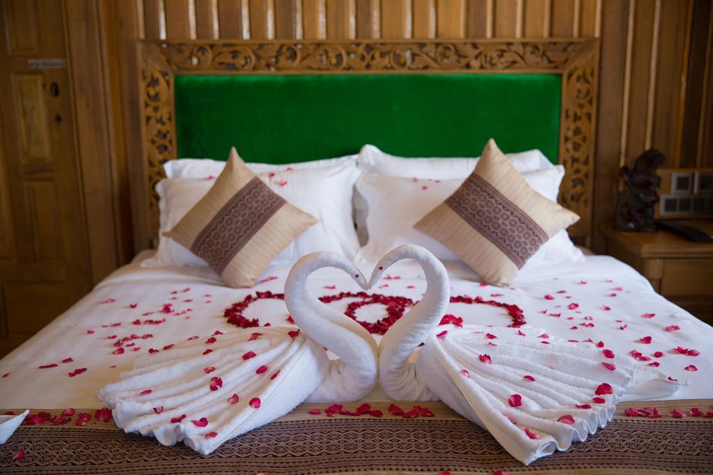 Mandalay Karaweik Mobile Hotel Rum bild