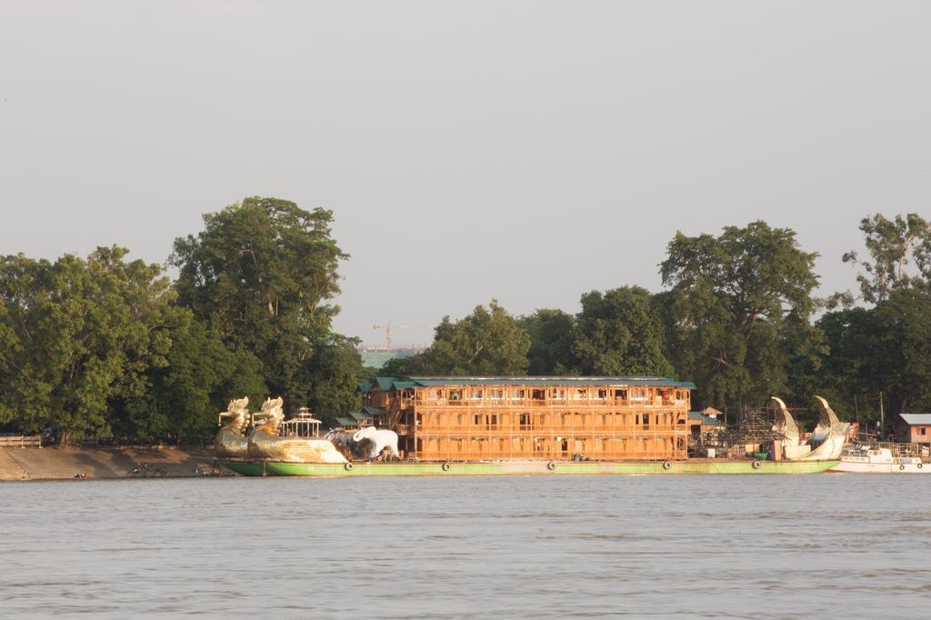 Mandalay Karaweik Mobile Hotel Exteriör bild