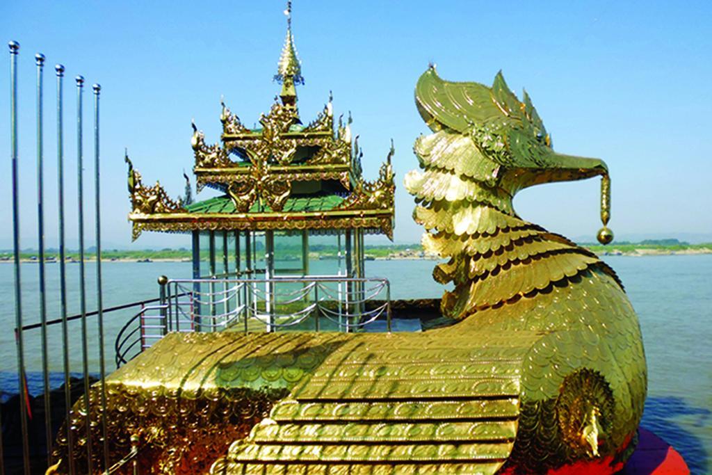 Mandalay Karaweik Mobile Hotel Exteriör bild