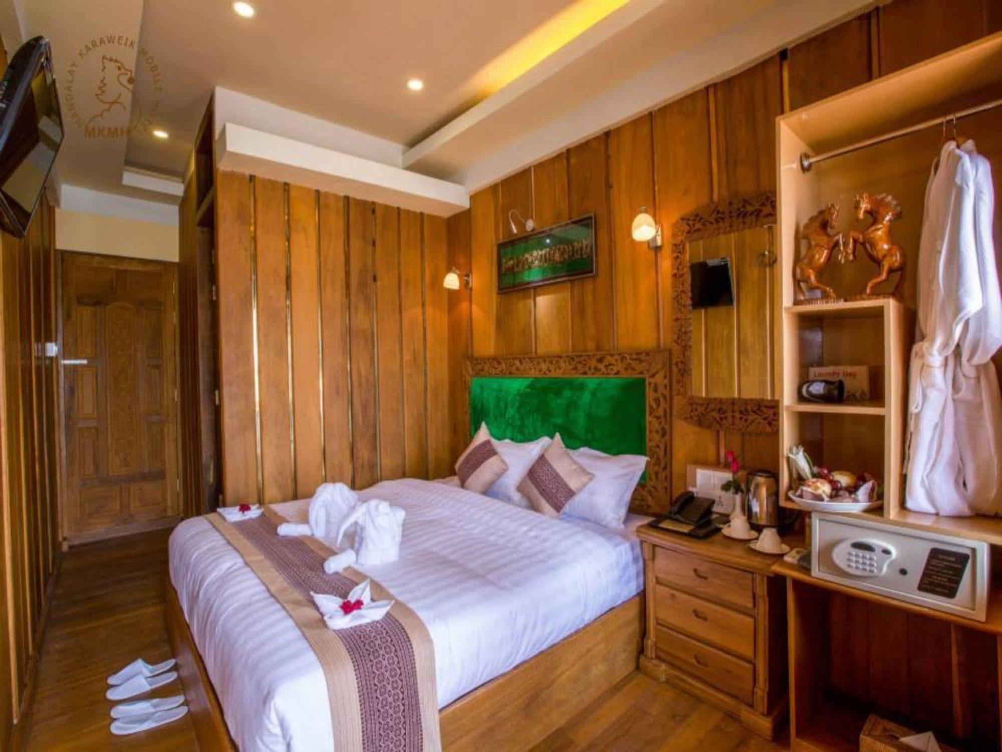 Mandalay Karaweik Mobile Hotel Exteriör bild