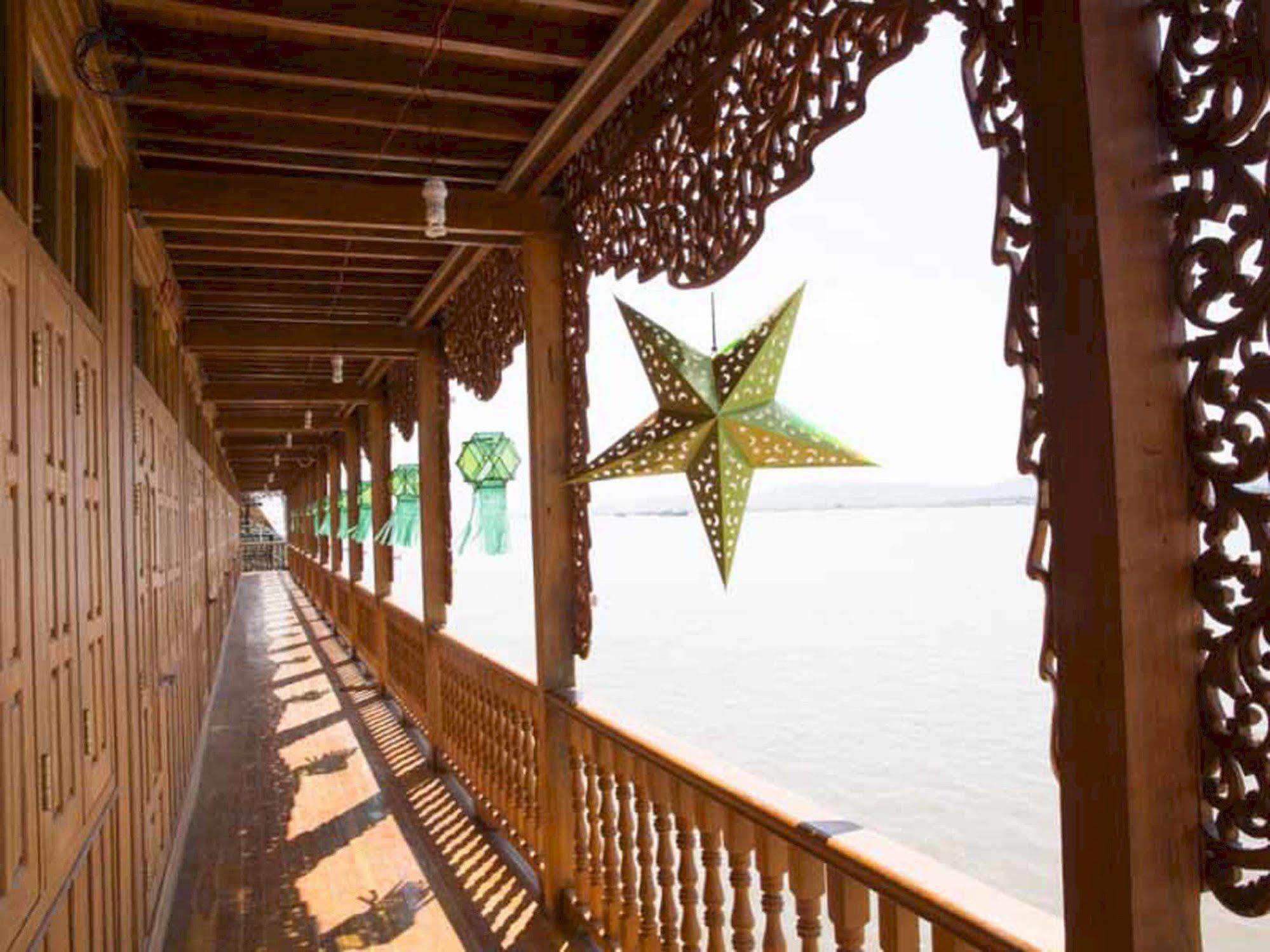 Mandalay Karaweik Mobile Hotel Exteriör bild