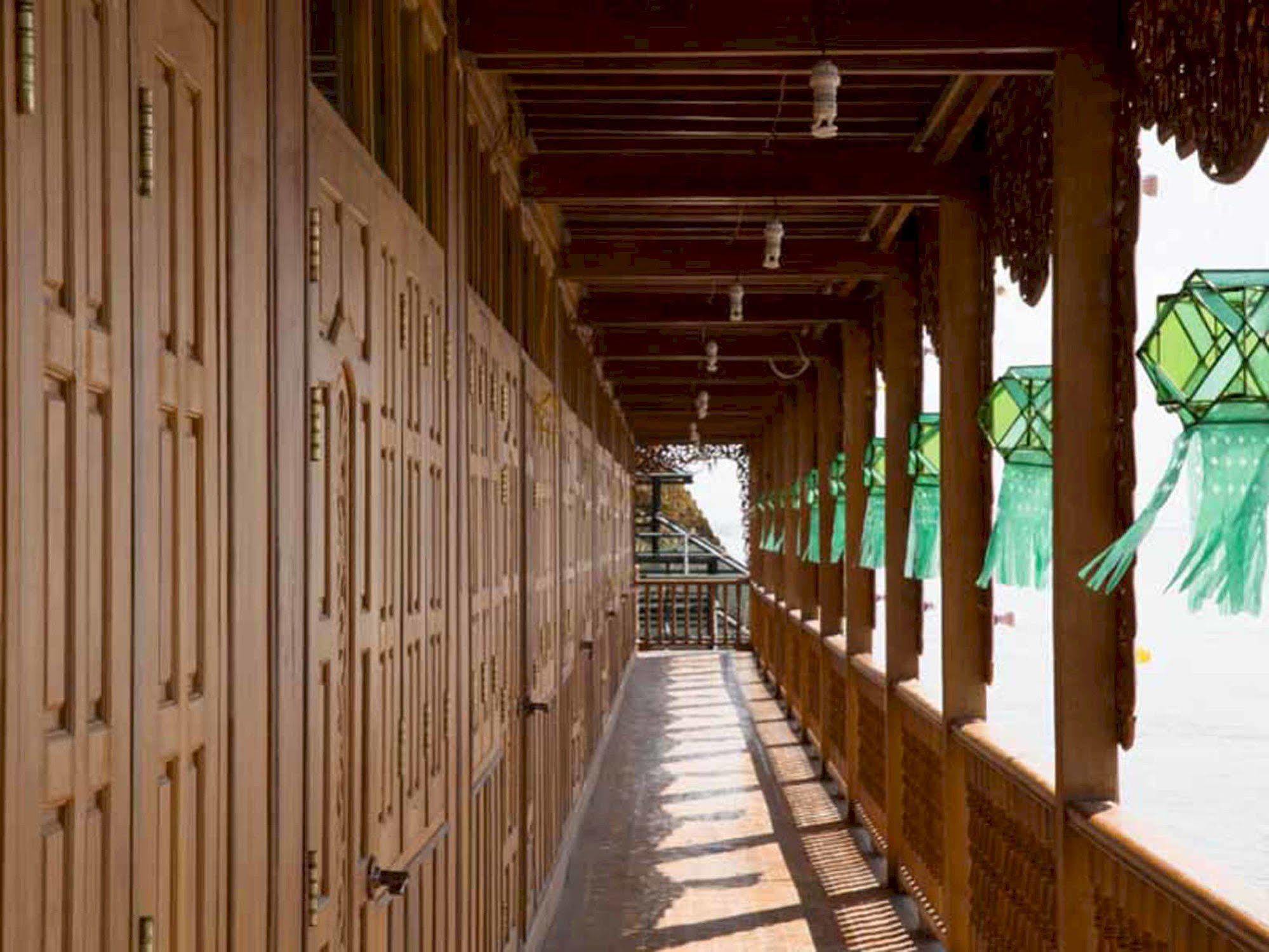 Mandalay Karaweik Mobile Hotel Exteriör bild