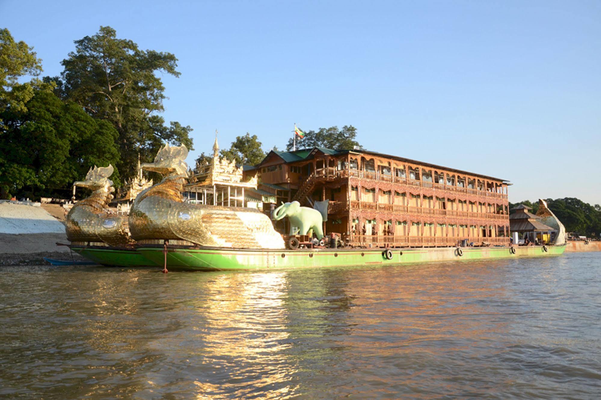 Mandalay Karaweik Mobile Hotel Exteriör bild