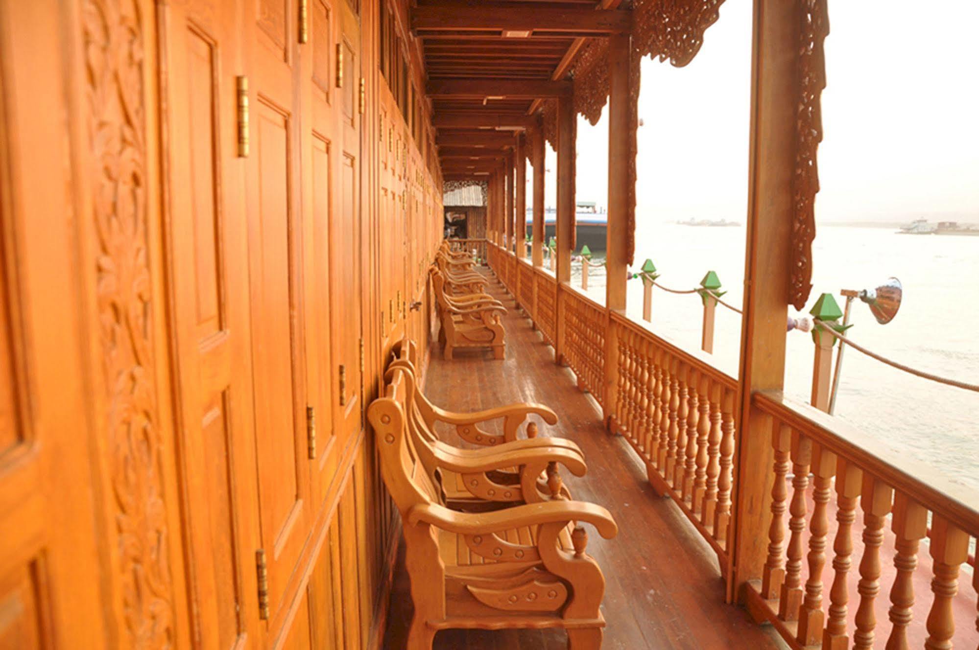 Mandalay Karaweik Mobile Hotel Exteriör bild