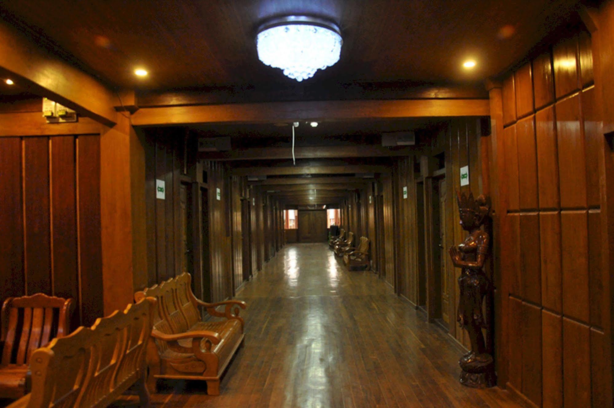 Mandalay Karaweik Mobile Hotel Exteriör bild