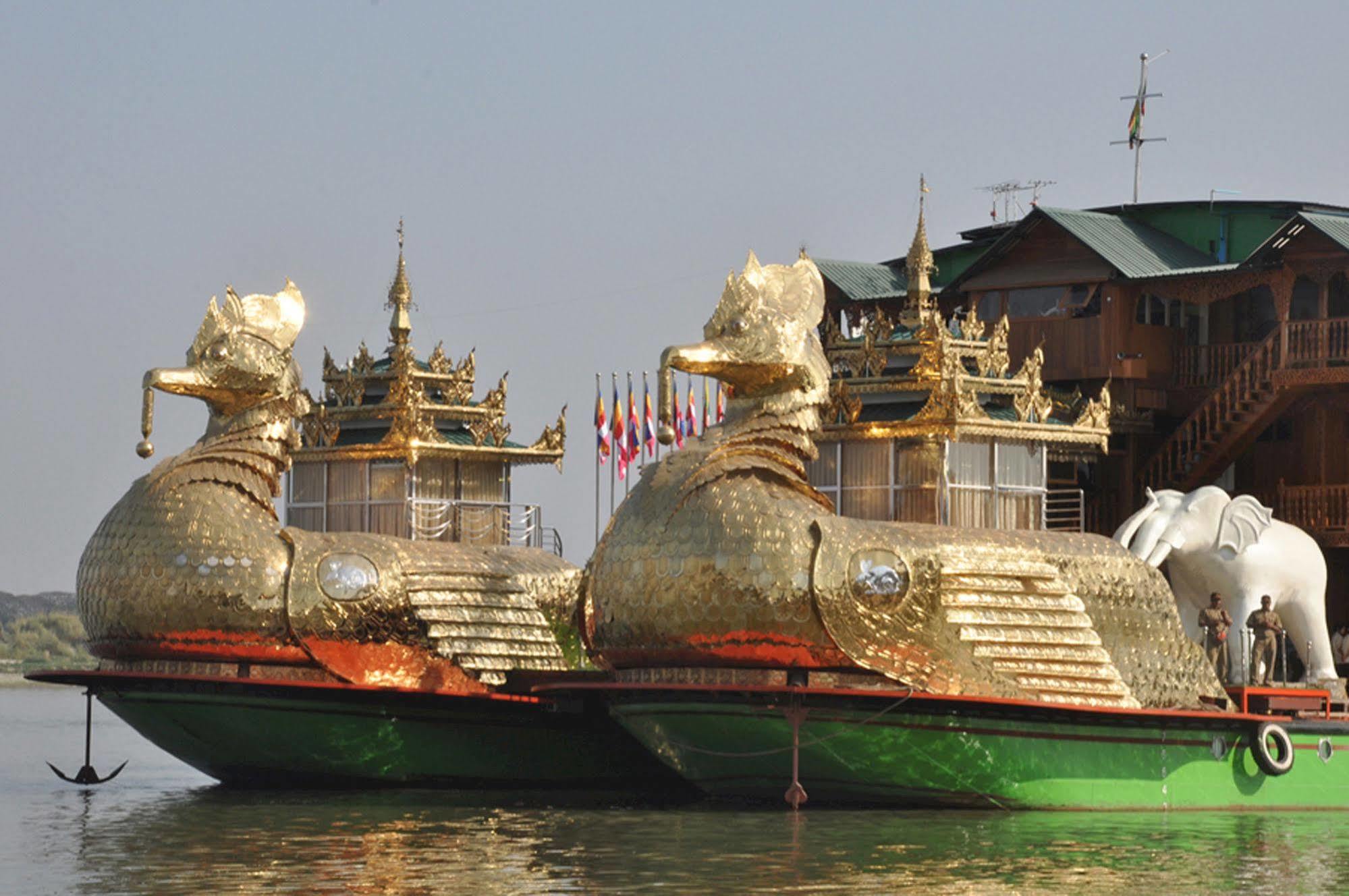 Mandalay Karaweik Mobile Hotel Exteriör bild
