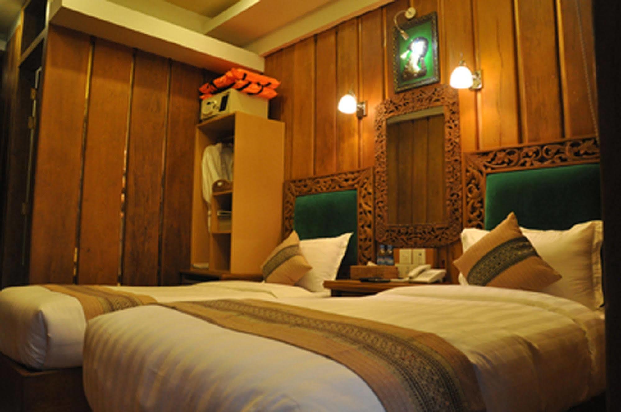 Mandalay Karaweik Mobile Hotel Exteriör bild