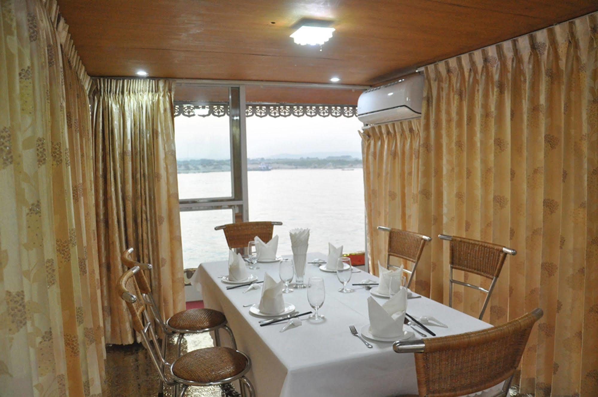 Mandalay Karaweik Mobile Hotel Exteriör bild